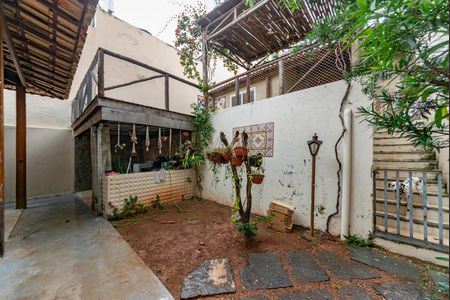 Casa à venda com 360m², 3 quartos e 3 vagas Casa à venda com 360m², 3 quartos e 3 vagasQuintal