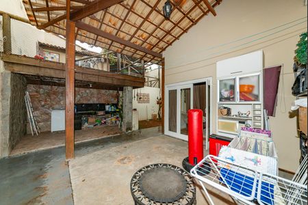 Casa à venda com 360m², 3 quartos e 3 vagas Casa à venda com 360m², 3 quartos e 3 vagasVaranda