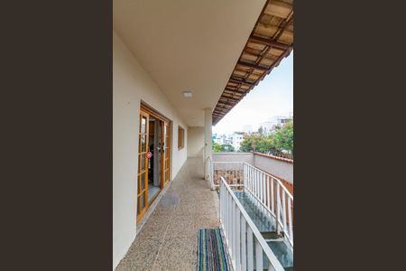 Casa à venda com 360m², 3 quartos e 3 vagas Casa à venda com 360m², 3 quartos e 3 vagasVaranda