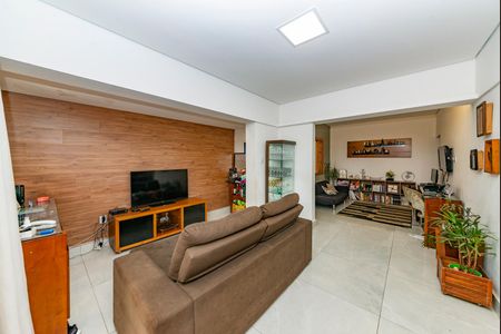 Casa à venda com 360m², 3 quartos e 3 vagas Casa à venda com 360m², 3 quartos e 3 vagasSala