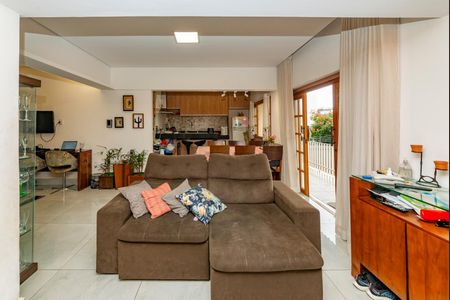 Casa à venda com 360m², 3 quartos e 3 vagas Casa à venda com 360m², 3 quartos e 3 vagasSala