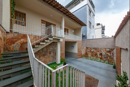 Casa à venda com 360m², 3 quartos e 3 vagas Casa à venda com 360m², 3 quartos e 3 vagasQuintal