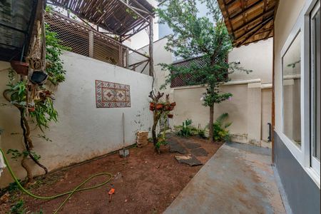 Casa à venda com 360m², 3 quartos e 3 vagas Casa à venda com 360m², 3 quartos e 3 vagasQuintal