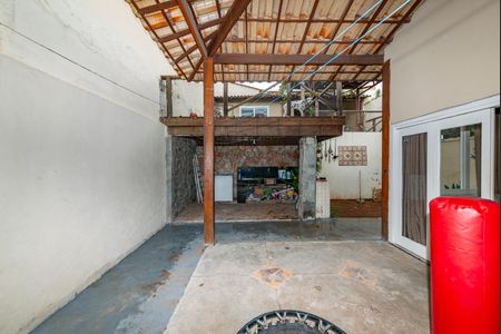 Casa à venda com 360m², 3 quartos e 3 vagas Casa à venda com 360m², 3 quartos e 3 vagasVaranda