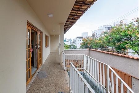 Casa à venda com 360m², 3 quartos e 3 vagas Casa à venda com 360m², 3 quartos e 3 vagasVaranda