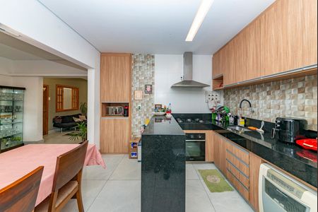 Casa à venda com 360m², 3 quartos e 3 vagas Casa à venda com 360m², 3 quartos e 3 vagasCozinha