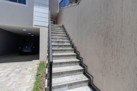 Casa à venda com 195m², 3 quartos e 4 vagasEscada de Entrada