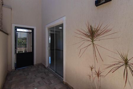 Casa à venda com 195m², 3 quartos e 4 vagasCorredor externo