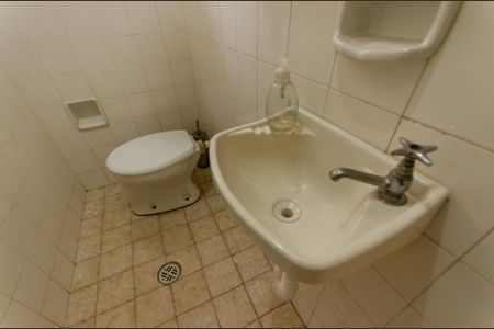 Casa à venda com 197m², 4 quartos e 2 vagas Casa à venda com 197m², 4 quartos e 2 vagasEdícula - Banheiro