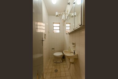 Casa à venda com 197m², 4 quartos e 2 vagas Casa à venda com 197m², 4 quartos e 2 vagasEdícula - Banheiro