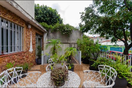 Casa à venda com 197m², 4 quartos e 2 vagas Casa à venda com 197m², 4 quartos e 2 vagasVaranda