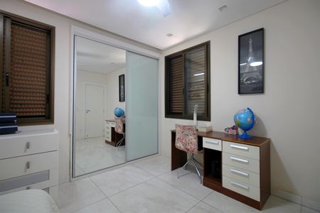 Apartamento à venda com 220m², 4 quartos e 4 vagasQuarto 2