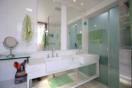 Apartamento à venda com 220m², 4 quartos e 4 vagasBanheiro da Suíte