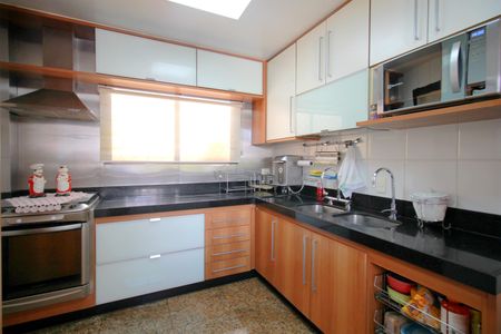 Apartamento à venda com 220m², 4 quartos e 4 vagasCozinha