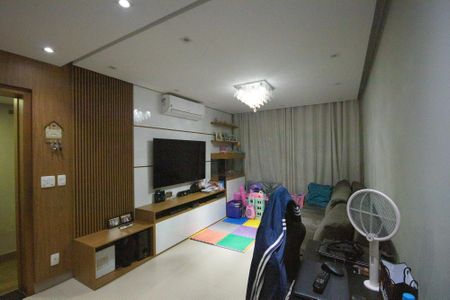 Casa à venda com 140m², 3 quartos e 2 vagas Casa à venda com 140m², 3 quartos e 2 vagasSala