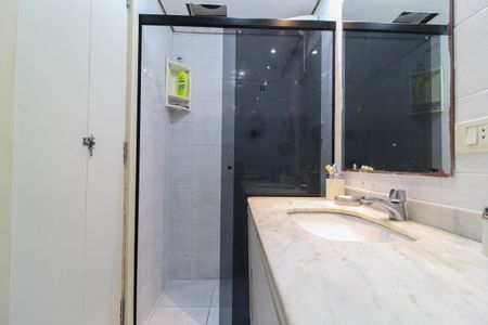 Apartamento à venda com 83m², 3 quartos e 2 vagas Apartamento à venda com 83m², 3 quartos e 2 vagasBanheiro da Suíte