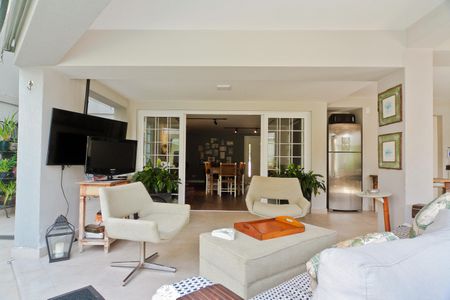 Casa de condomínio à venda com 450m², 5 quartos e 6 vagas Casa de condomínio à venda com 450m², 5 quartos e 6 vagasEspaço de lazer