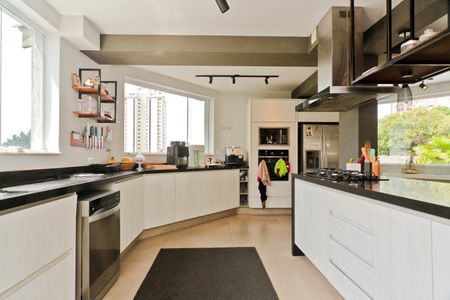 Casa de condomínio à venda com 450m², 5 quartos e 6 vagas Casa de condomínio à venda com 450m², 5 quartos e 6 vagasCozinha