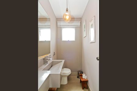 Casa de condomínio à venda com 450m², 5 quartos e 6 vagas Casa de condomínio à venda com 450m², 5 quartos e 6 vagasLavabo