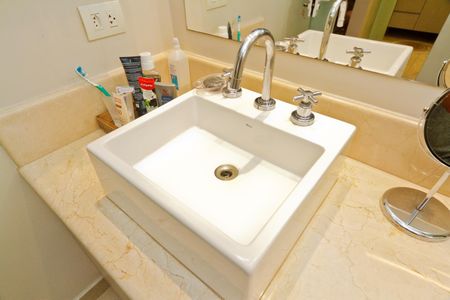 Casa de condomínio à venda com 450m², 5 quartos e 6 vagas Casa de condomínio à venda com 450m², 5 quartos e 6 vagasBanheiro da Suíte 1