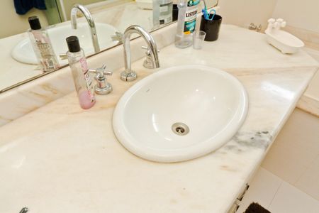 Casa de condomínio à venda com 450m², 5 quartos e 6 vagas Casa de condomínio à venda com 450m², 5 quartos e 6 vagasBanheiro da Suíte 2