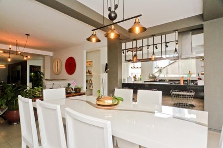 Casa de condomínio à venda com 450m², 5 quartos e 6 vagas Casa de condomínio à venda com 450m², 5 quartos e 6 vagasSala