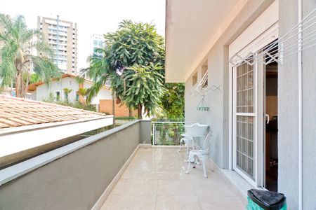 Casa de condomínio à venda com 450m², 5 quartos e 6 vagas Casa de condomínio à venda com 450m², 5 quartos e 6 vagasVaranda