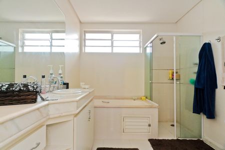 Casa de condomínio à venda com 450m², 5 quartos e 6 vagas Casa de condomínio à venda com 450m², 5 quartos e 6 vagasBanheiro da Suíte 2