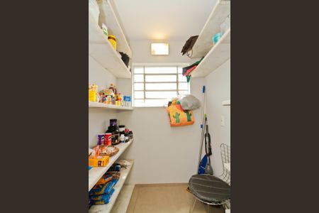 Casa de condomínio à venda com 450m², 5 quartos e 6 vagas Casa de condomínio à venda com 450m², 5 quartos e 6 vagasDespensa