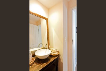 Casa de condomínio à venda com 450m², 5 quartos e 6 vagas Casa de condomínio à venda com 450m², 5 quartos e 6 vagasEspaço de lazer - lavabo