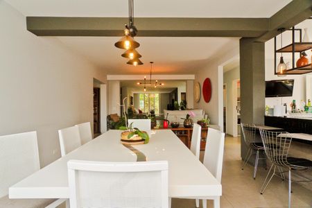 Casa de condomínio à venda com 450m², 5 quartos e 6 vagas Casa de condomínio à venda com 450m², 5 quartos e 6 vagasSala