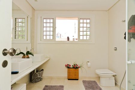 Casa de condomínio à venda com 450m², 5 quartos e 6 vagas Casa de condomínio à venda com 450m², 5 quartos e 6 vagasBanheiro