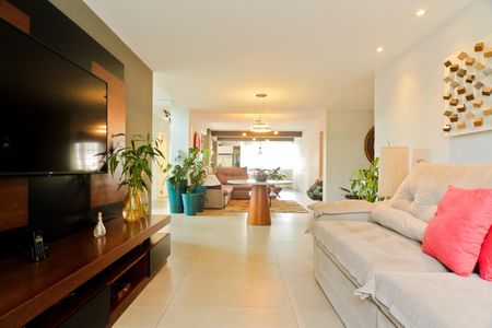 Casa de condomínio à venda com 450m², 5 quartos e 6 vagas Casa de condomínio à venda com 450m², 5 quartos e 6 vagasSala