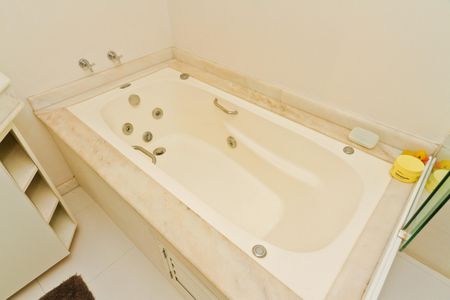 Casa de condomínio à venda com 450m², 5 quartos e 6 vagas Casa de condomínio à venda com 450m², 5 quartos e 6 vagasBanheiro da Suíte 2