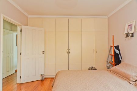 Casa de condomínio à venda com 450m², 5 quartos e 6 vagas Casa de condomínio à venda com 450m², 5 quartos e 6 vagasQuarto 2