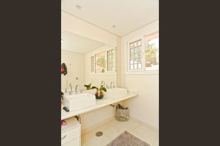 Casa de condomínio à venda com 450m², 5 quartos e 6 vagas Casa de condomínio à venda com 450m², 5 quartos e 6 vagasBanheiro