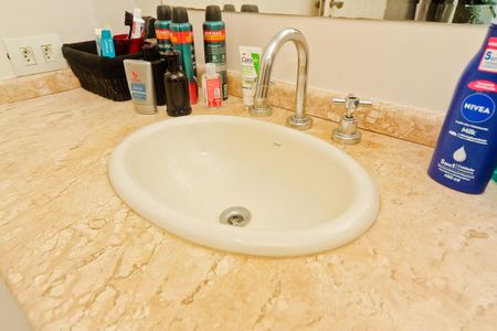 Casa de condomínio à venda com 450m², 5 quartos e 6 vagas Casa de condomínio à venda com 450m², 5 quartos e 6 vagasBanheiro da Suíte 3