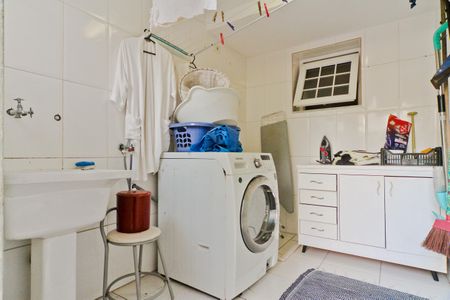 Casa de condomínio à venda com 450m², 5 quartos e 6 vagas Casa de condomínio à venda com 450m², 5 quartos e 6 vagasÁrea de Serviço