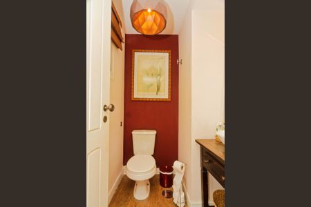 Casa de condomínio à venda com 450m², 5 quartos e 6 vagas Casa de condomínio à venda com 450m², 5 quartos e 6 vagasEspaço de lazer - lavabo