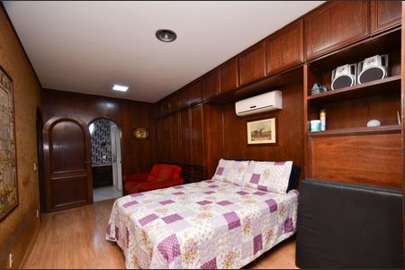 Casa à venda com 580m², 5 quartos e 4 vagas Casa à venda com 580m², 5 quartos e 4 vagasSuite