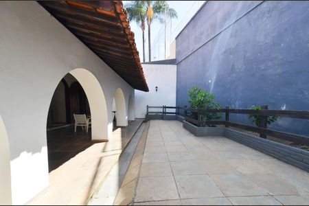 Casa à venda com 580m², 5 quartos e 4 vagas Casa à venda com 580m², 5 quartos e 4 vagasVaranda