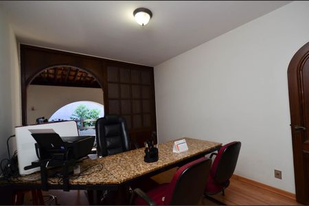 Casa à venda com 580m², 5 quartos e 4 vagas Casa à venda com 580m², 5 quartos e 4 vagasSuite2