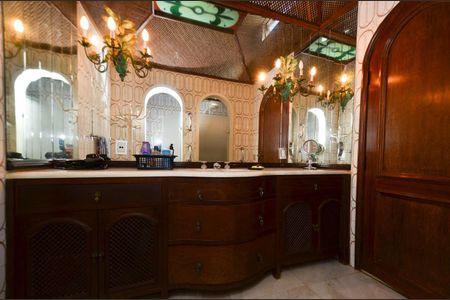 Casa à venda com 580m², 5 quartos e 4 vagas Casa à venda com 580m², 5 quartos e 4 vagasBanheiro social