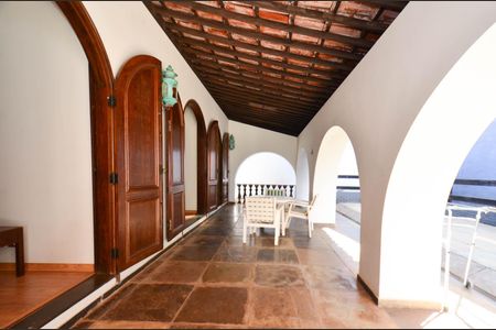 Casa à venda com 580m², 5 quartos e 4 vagas Casa à venda com 580m², 5 quartos e 4 vagasVaranda