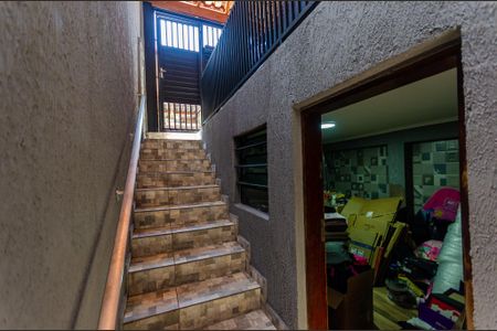 Casa para alugar com 80m², 2 quartos e 1 vaga Casa para alugar com 80m², 2 quartos e 1 vagaEscada - entrada