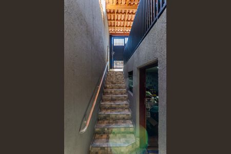 Casa para alugar com 80m², 2 quartos e 1 vaga Casa para alugar com 80m², 2 quartos e 1 vagaEscada - entrada