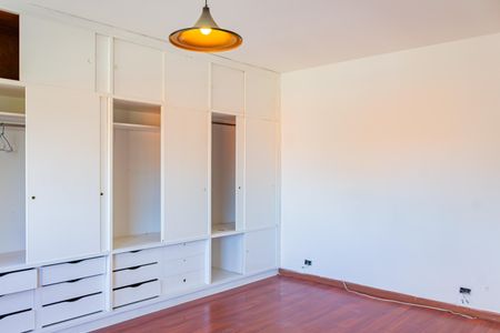 Casa à venda com 276m², 4 quartos e 4 vagasSuíte