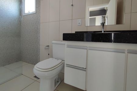 Casa de condomínio à venda com 200m², 3 quartos e 4 vagas Casa de condomínio à venda com 200m², 3 quartos e 4 vagasBanheiro Suíte 2