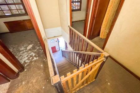 Casa à venda com 100m², 3 quartos e 2 vagas Casa à venda com 100m², 3 quartos e 2 vagasEscada