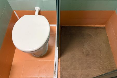 Banheiro social de apartamento para alugar com 2 quartos, 74m² em Ponta da Praia, Santos